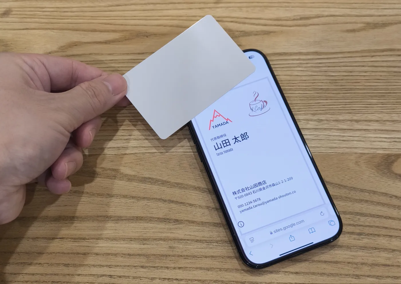 NFCカードをスマホにかざすと、名刺が表示される